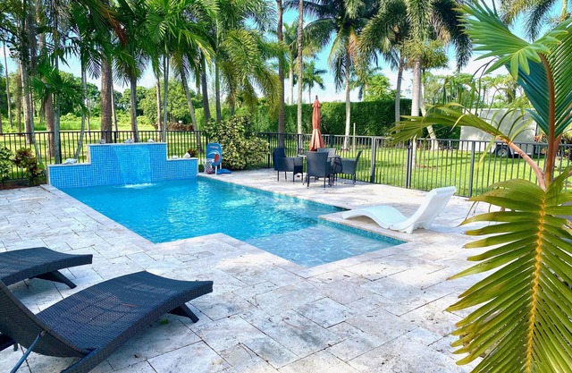 Swans Nest West - Modern & Private, Heated Pool, 3 Brm