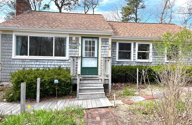 Sweet Cape Cod Cottage Close to Beaches, Cape League Baseball and Ice Cream