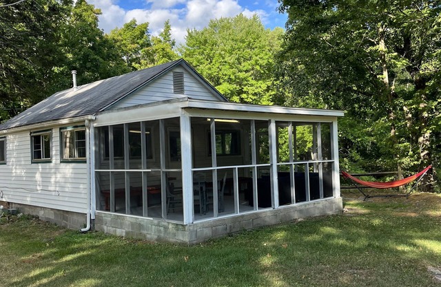 Sweet cottage on land with a creek - Now 50% off month-long rentals.