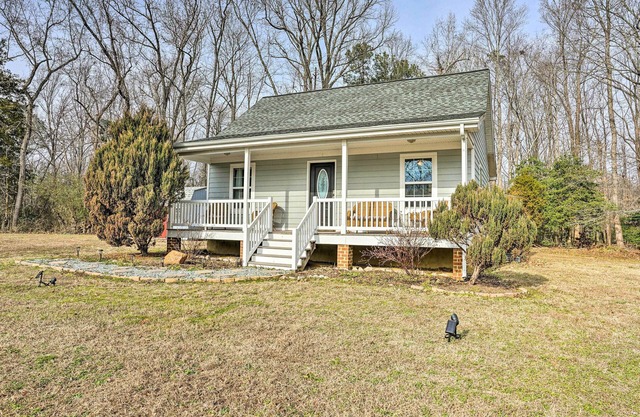 Sweet Vacation Cottage w/Deck & Grill!