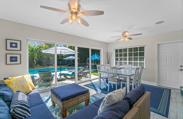 Swim Up Bar - Outdoor Paradise!