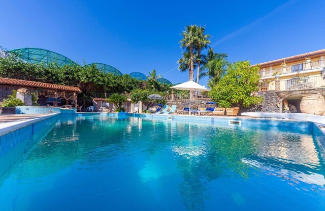 Swimming pool with jacuzzi, tropical park, prestigious stay, pool table, 2 kms from the beach