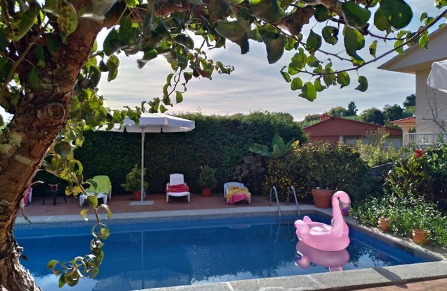 Swimming pool, beach and garden in Nigran