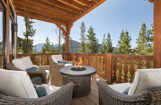 Swiss Chalet: Hot Tub, Basketball Game, Lake Views