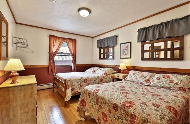 Swiss Farm Inn - RM11 "Snowshed" 2 Double Beds