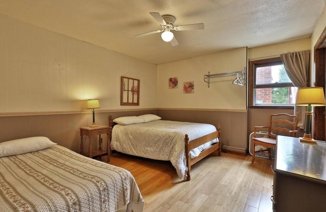 Swiss Farm Inn - RM13 "Outer Limits" 2 Double Beds
