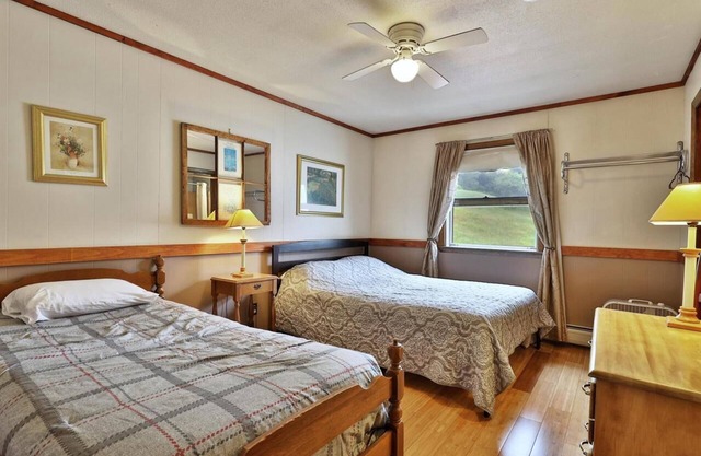 Swiss Farm Inn - RM7 "Great Eastern" Queen Bed & Twin Bed