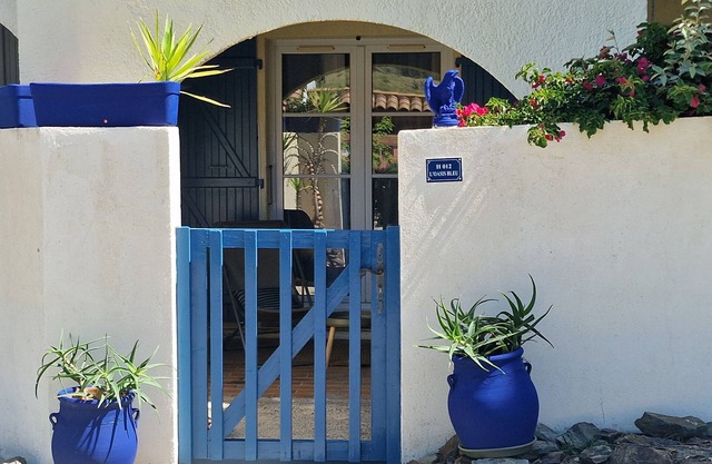 T2 37 m² in a protected cove, terrace, small garden, mountain view.