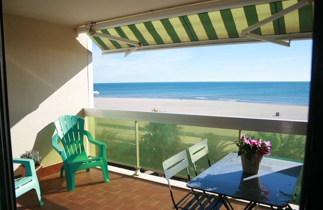 T2 SEAFRONT + TERRACE + PRIVATE PARKING+WIFI