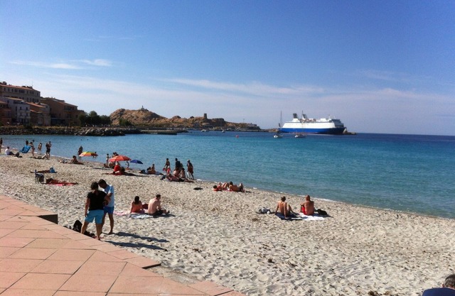 T3 2 steps from the beach and 150m from the town center