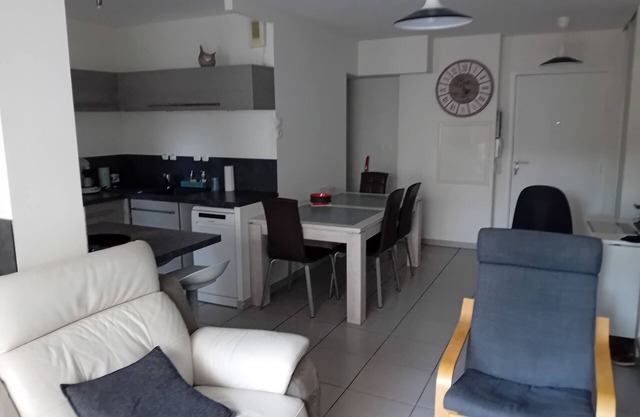 T3 apartment in town center, supermarkets 100 m. ideal couple 2 children
