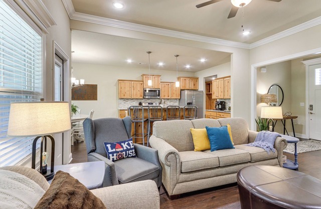 Table Rock Lake Retreat: Walk to Shore!