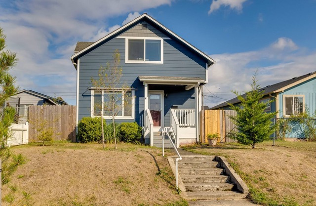 Tacoma Home w/ Covered Patio & Fire Pit!