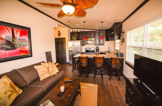 Tahitian Cottage - Heated Pool Walk to the Beach