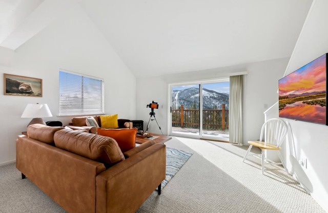 Tahoe townhome with panoramic views, trails, parking, Heavenly access,