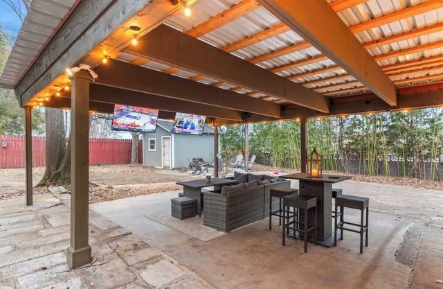 Tailgate Getaway *3 MILES TO UA*