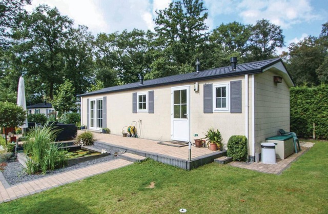 Take a vacation in Wageningen on the edge of the Veluwe, in this vacation home for 5 people in the r