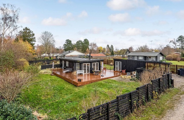 Take your dog on vacation with you in this inviting cottage with outdoor hot tub.
