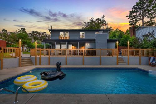 TAL Getaway with POOL only 7 Mins to FSU