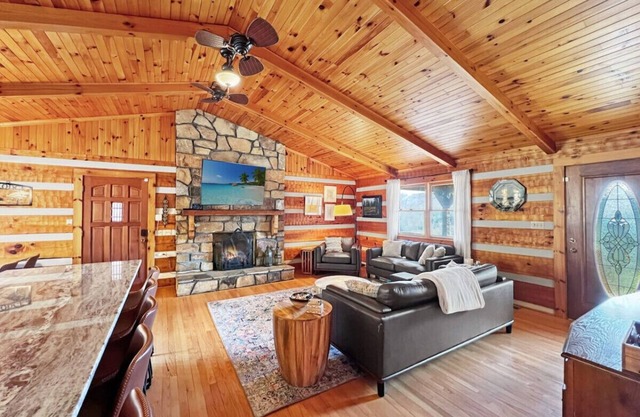 Tall Maple Lodge with Views