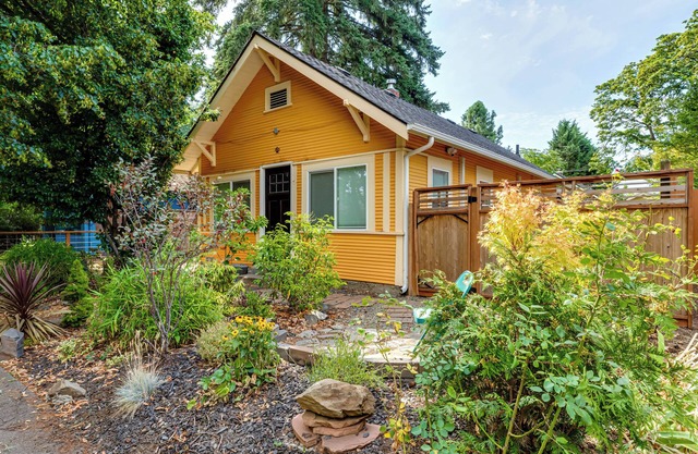 Tangerine Eugene Guesthouse - central Eugene, Pet yes, bikes, near UO & downtown