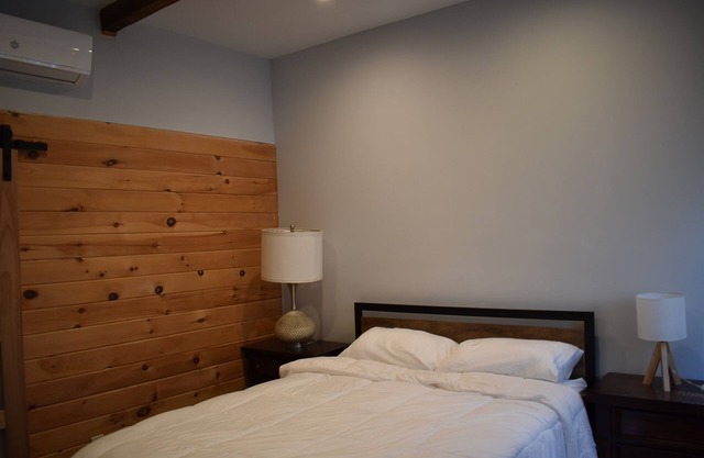 Tannersville Village on SawMill Creek Room #8- 2 Queen Bd