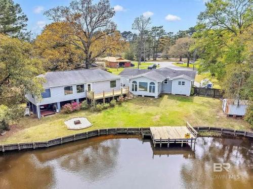Tara's Riverfront Hideaway