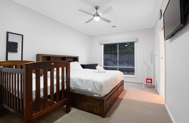Tarneit Grove Family Home with Home Theater