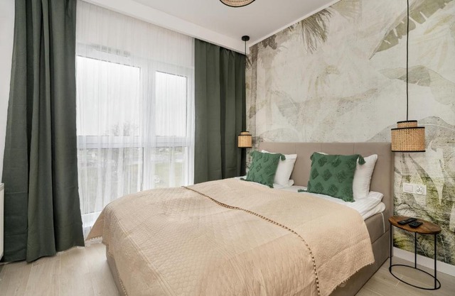 Tasteful Beige Apartment with Parking by Noclegi Renters