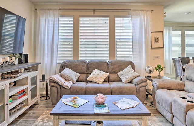 Tasteful Menifee Home: Patio, By Theme Parks!