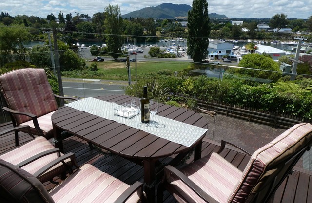 Taupo Harbour Retreat, GREAT VIEWS, Private, Wifi, Prime Video, Rate is 4 people