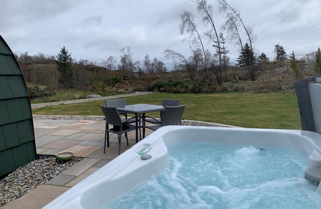 Tawny Owl Pod with Hot Tub