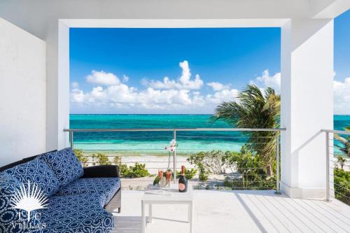 TC Villas -Beachfront Villa Sandcastle -Right on Smith Reef!