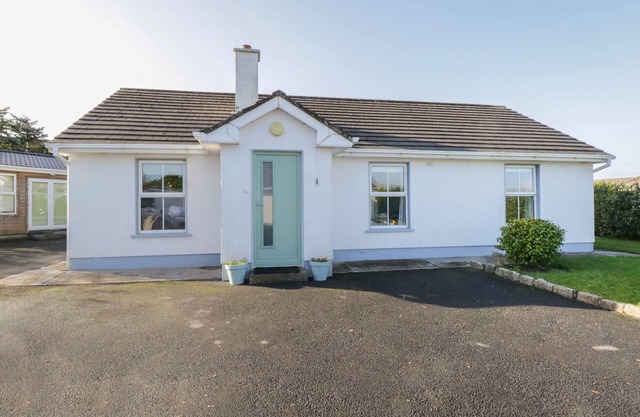 TEACH TEOLAI, pet friendly, with open fire in Carraroe, County Galway