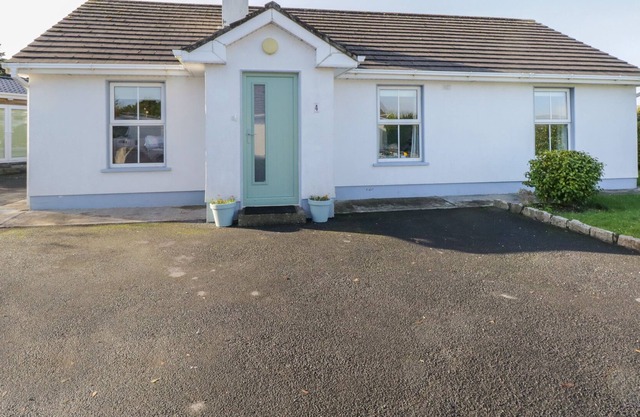 TEACH TEOLAI, pet friendly, with open fire in Carraroe, County Galway