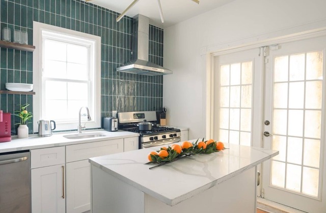 Teal Lux: New 2-bedroom apartment in downtown Elizabeth with AC, WiFi