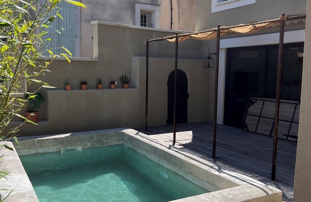 Ten minutes from Avignon and Isle sur Sorgue, in the heart of the village, charming villa