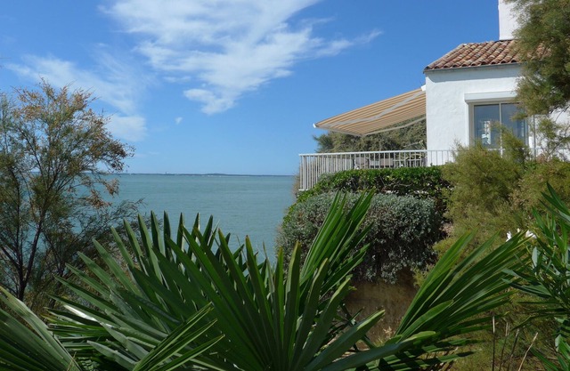 Terrace floor directly on the rocks by the sea