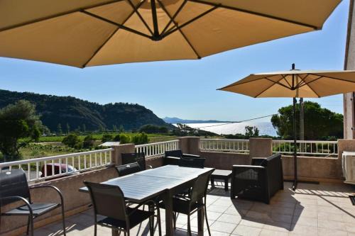 Terrasse panoramique ensoleillée avec vue mer