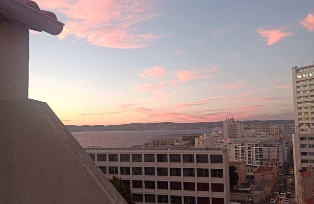 Terrasse vue mer et Notre Dame de la Garde, à 2 min de la Plage des Catalans