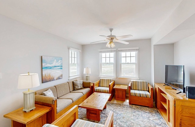 Terrific townhouse w/pool access, private W/D, central AC, and ocean view