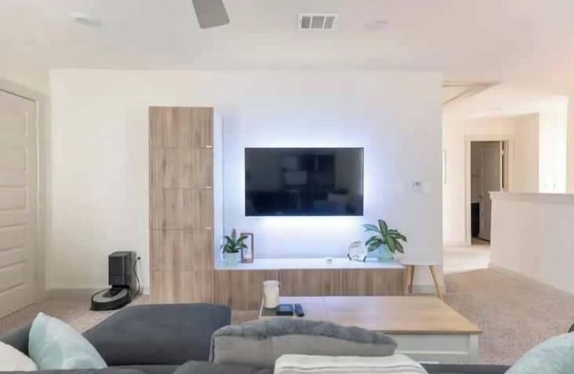 Tesla Luxe Retreat Sleeps 10