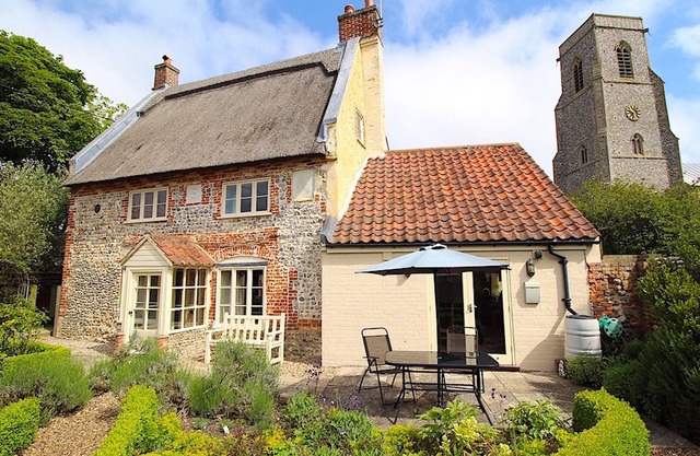 THATCH COTTAGE, family friendly, character holiday cottage in Trunch