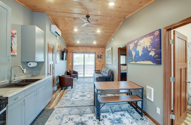 The 4th Overlook Seeps 4, In-between Crystal Mountain and Traverse City! WI-FI