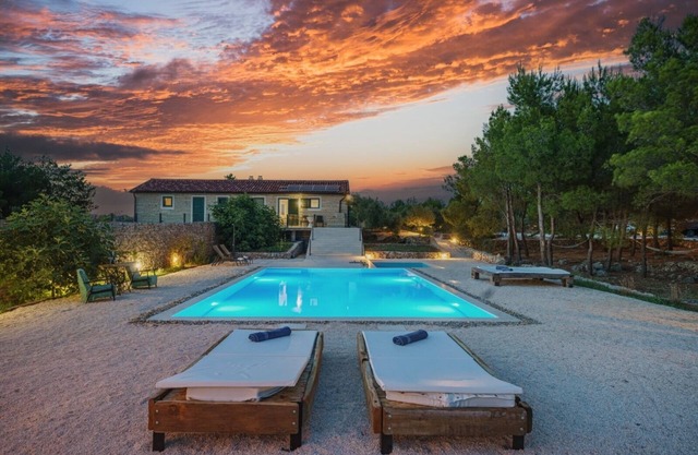 "The 7th Heaven" resort villa with pool