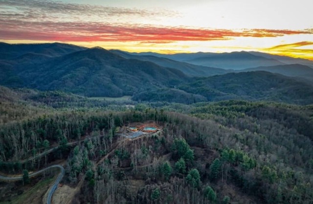 The Aerie House + Bear's Den Cabin @ Bull Mountain