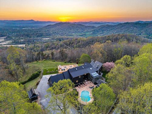 The Albatross Estate & Golf Links