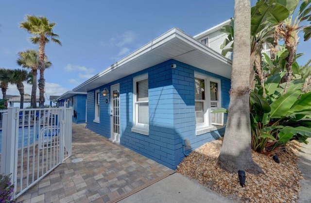 The Angler*Quaint 2bdr 1BA Cottage, 30 Steps to Sand*Heated Pool
