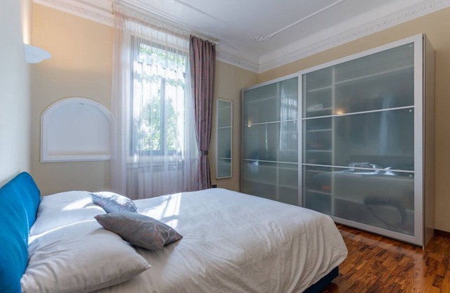 The apartment, a welcoming residence of approximately 70 square meters, is ideal for hosting up to 4 people. Located on the first floor of a building with elevator in the Washington district, one of the most elegant residential areas of Milan, it offers