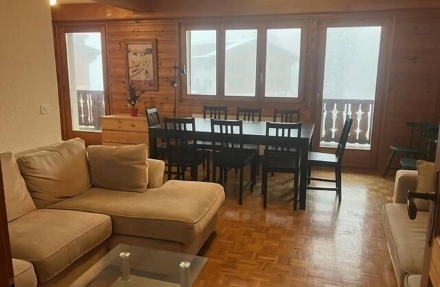 The apartment is ideally located on the Place de la Barboleuse in Gryon, close to shops, restaurants